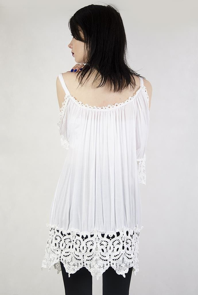 Biała bluzka z ażurowymi wstawkami i odkrytymi ramionami