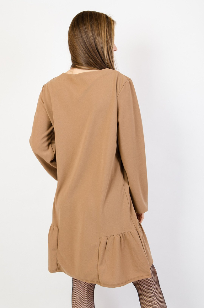 Jasnobrązowa sukienka z ozdobnym marszczeniem