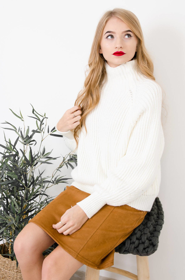 KREMOWY SWETER OVERSIZE Z PÓŁGOLFEM