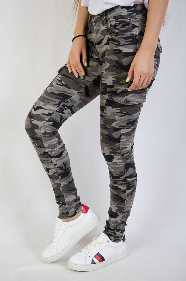 Spodnie moro z kieszeniami, idealnie przylegające