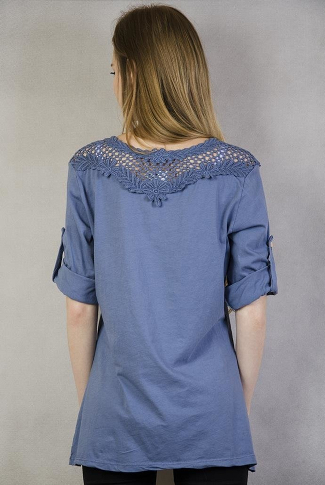 Niebieska bluzka z ażurową wstawką