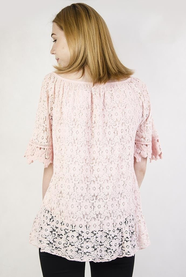 Jasnoróżowa bluzka ażurowa, z hiszpańskim dekoltem