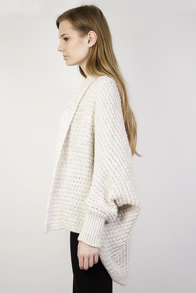 Beżowy kardigan typu "nietoperz"