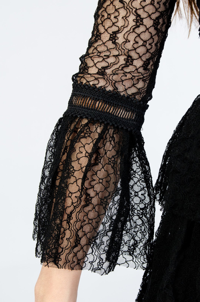 KORONKOWA SUKIENKA Z ROZSZERZANYMI RĘKAWAMI W KOLORZE CZARNYM