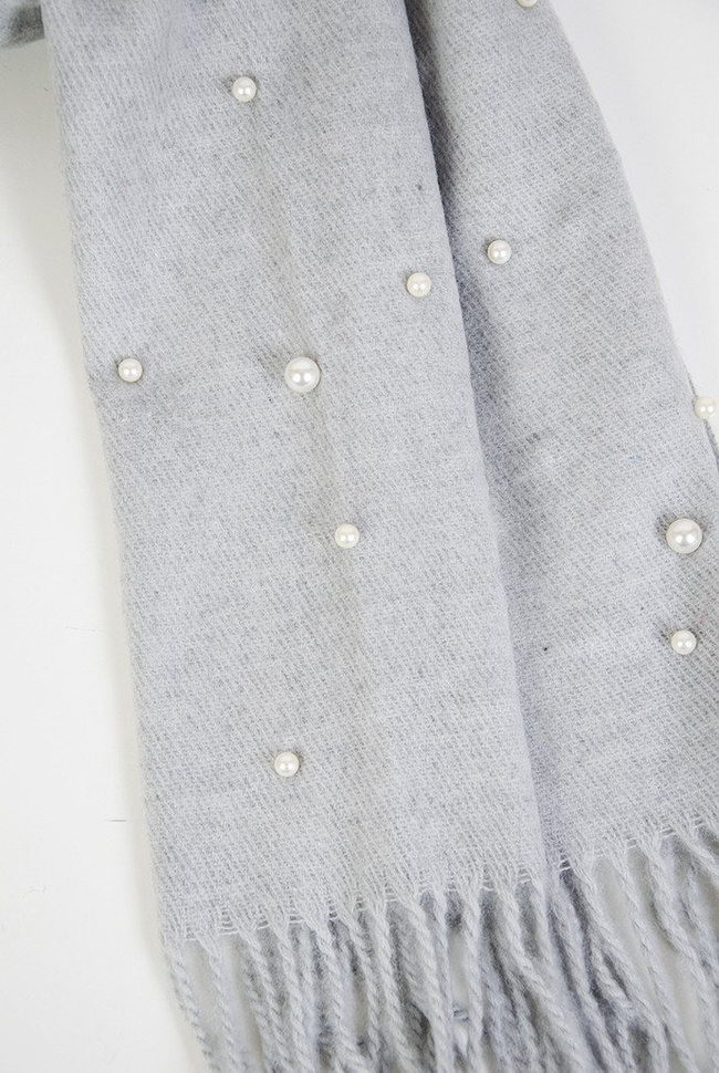 Jasnoszary szal z koralikami