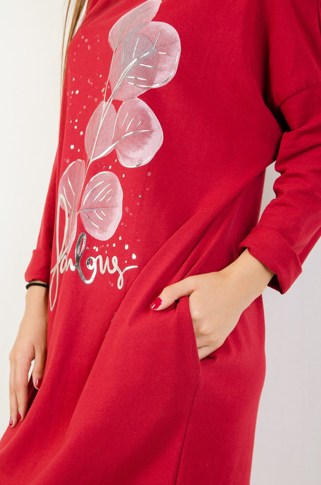 Czerwona sukienka z kieszeniami oraz kwiatem z przodu