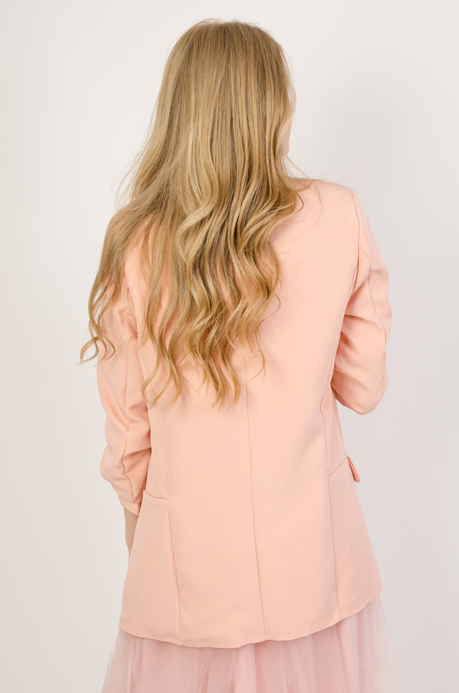 Jasno różowa marynarka z marszczeniem w rękawie