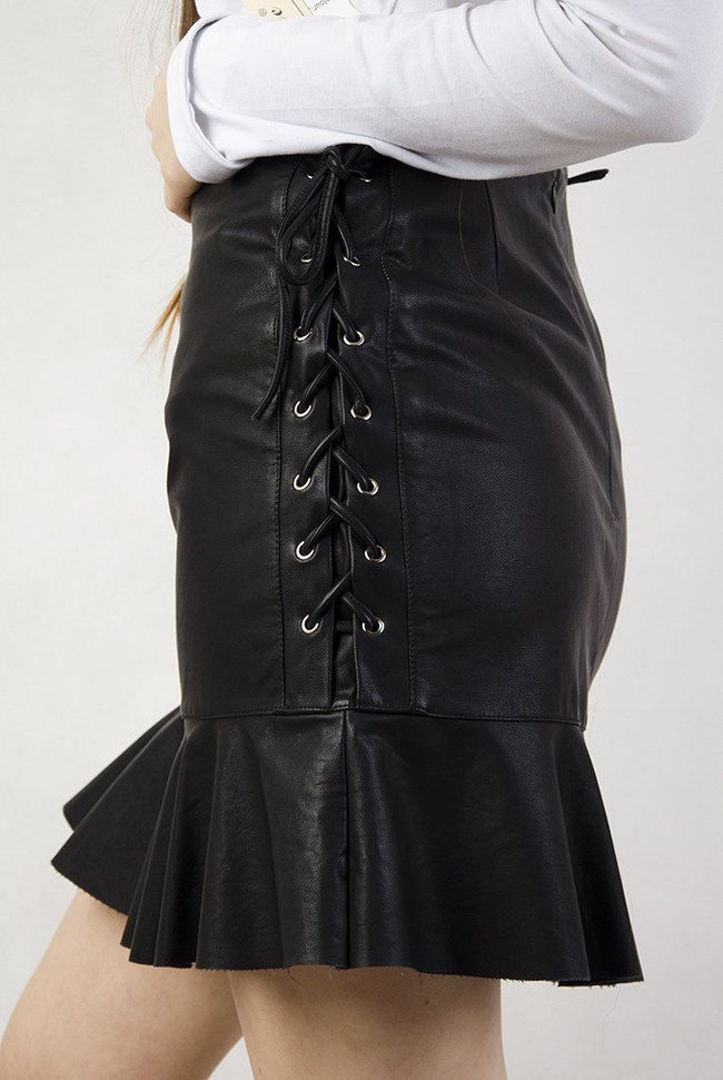 Czarna spódnica skórkowa z wiązaniami