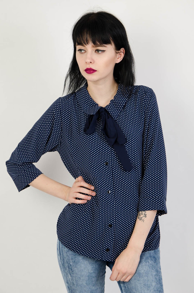 Granatowa bluzka w białe kropki z kokardą
