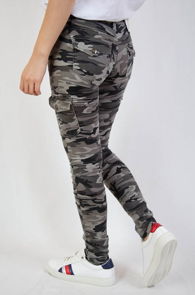 Spodnie moro z kieszeniami, idealnie przylegające