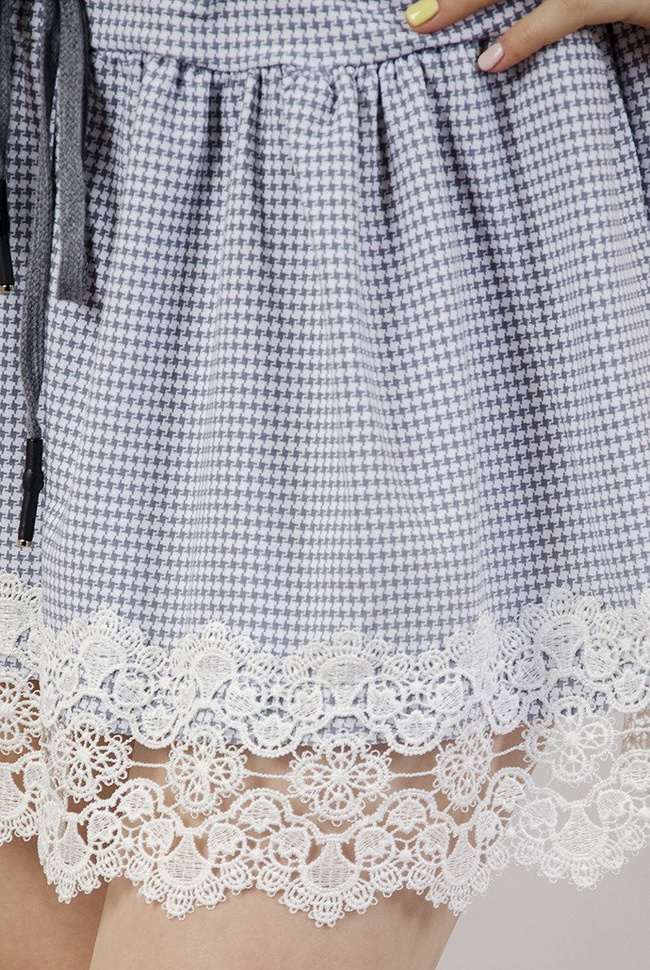 Szara sukienka z koronkowymi wstawkami