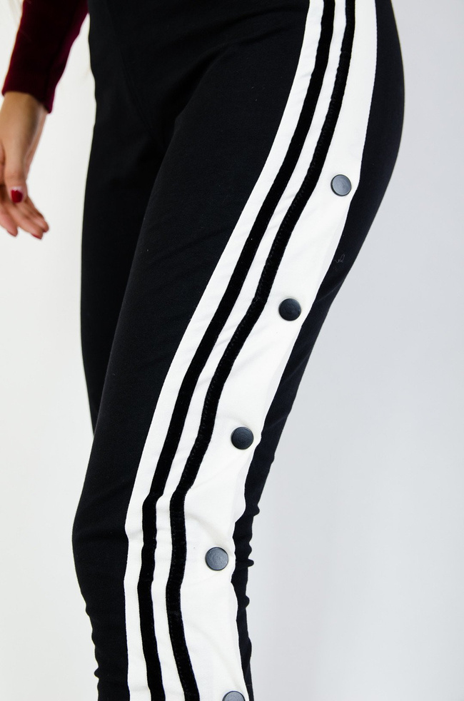 Czarne dresowe spodnie z białymi paskami 