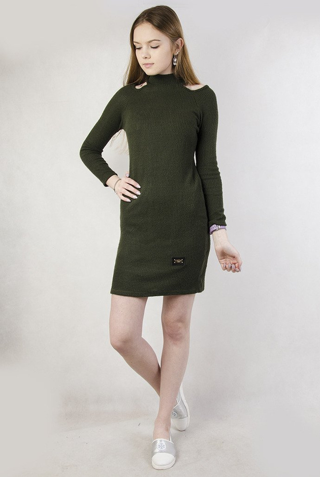 Zielona sukienka z wycięciami przy ramionach, przylegająca