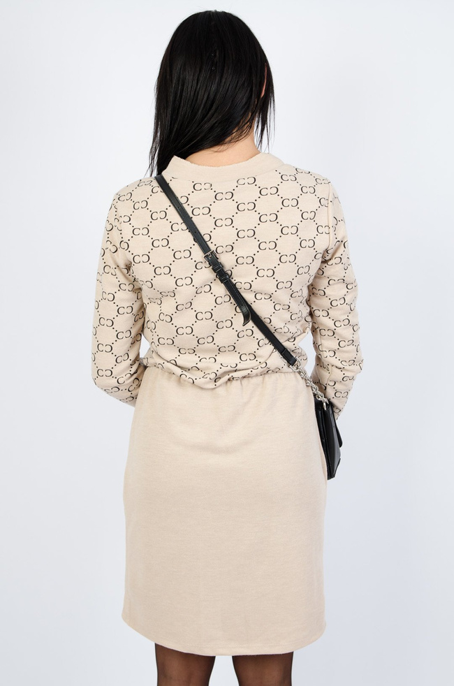 Beżowa dzianinowa sukienka z zakładką na dole