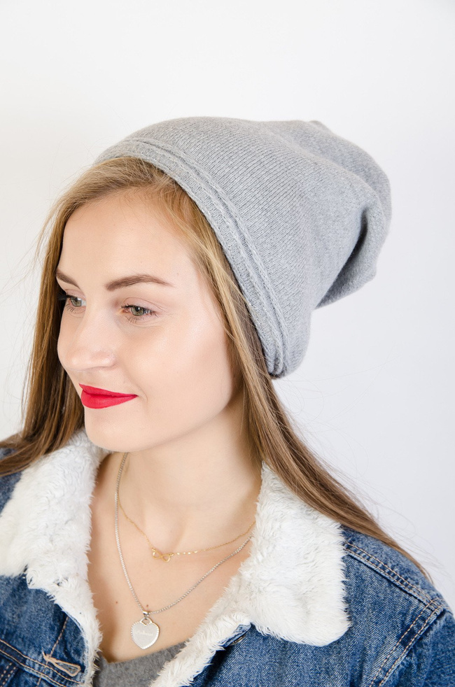 Jasno szara czapka smerfetka obszyta warkoczem 