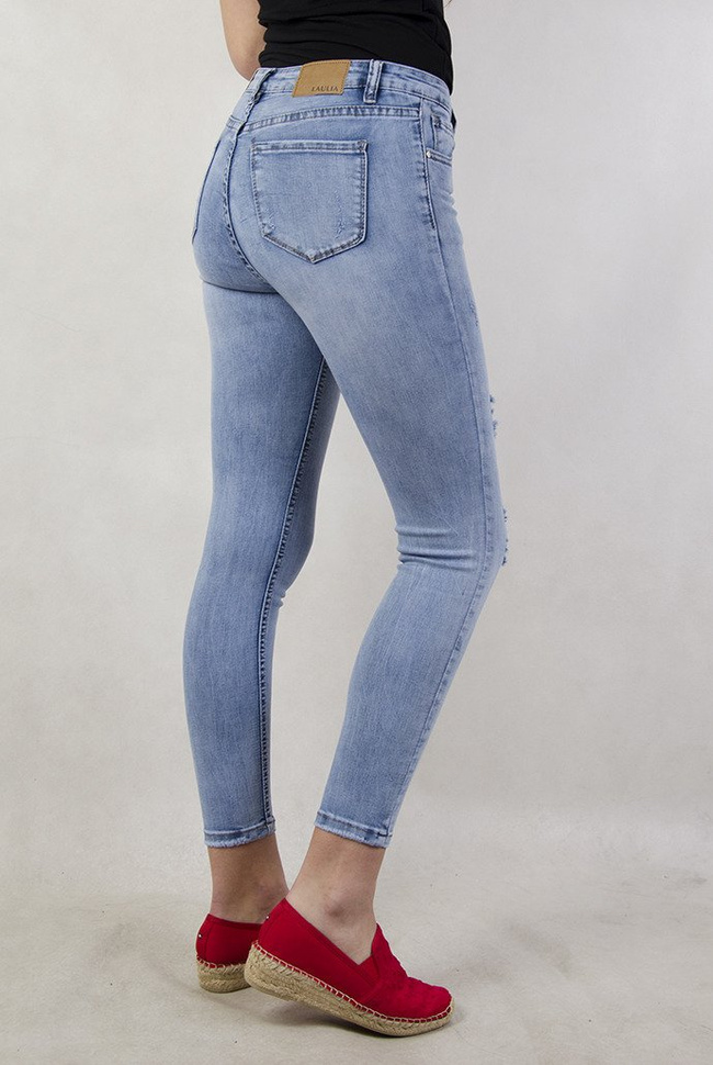 Jasne spodnie z dziurami, przylegające