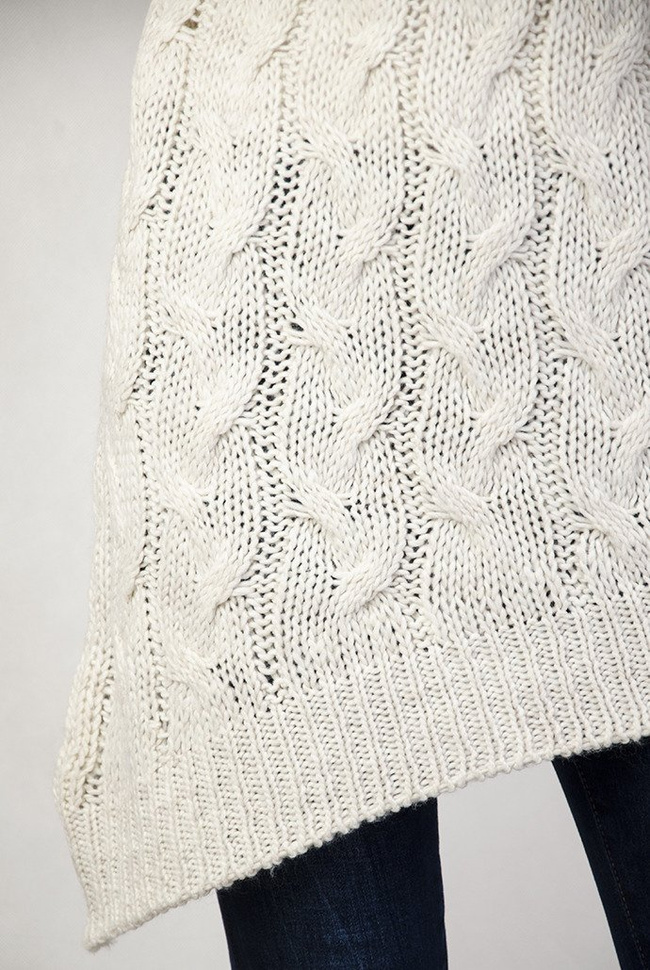 Beżowy sweter o grubym splocie z dłuższym bokiem