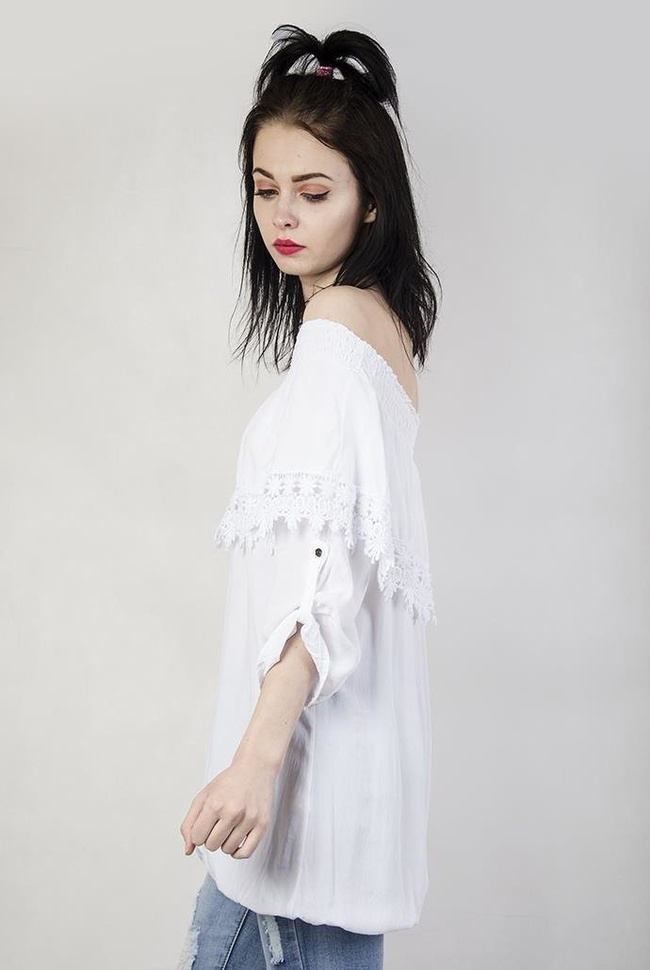 Biała przedłużana bluzka z falbaną przy dekolcie