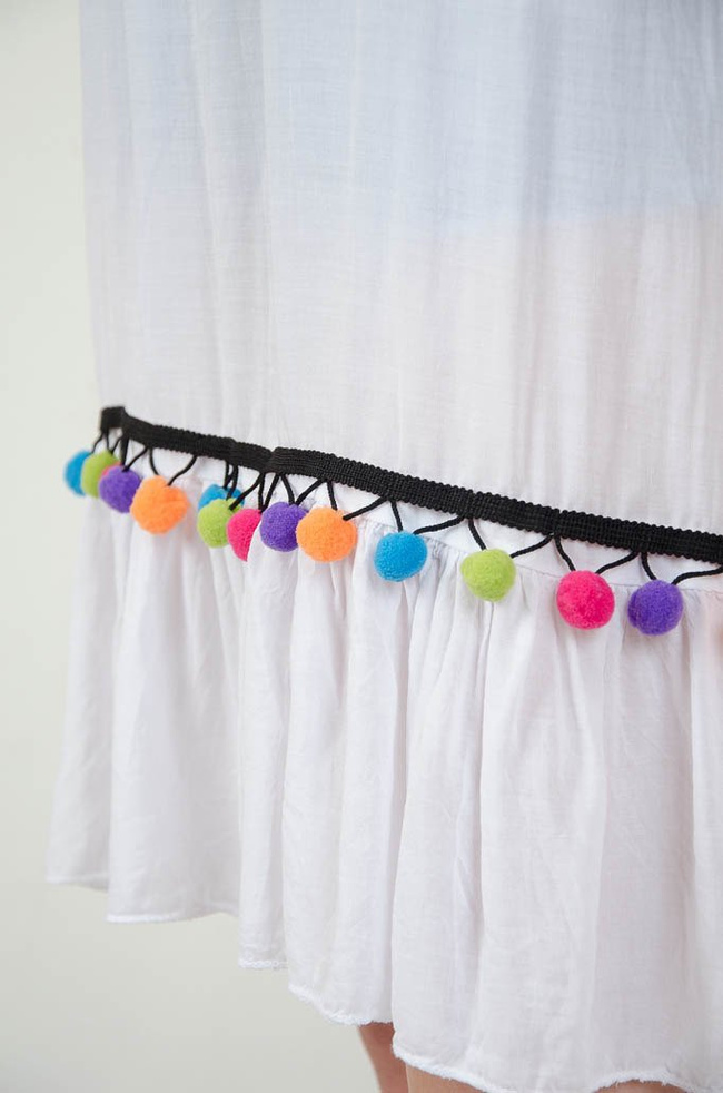 BIAŁA TUNIKA Z KOLOROWYMI POMPONIKAMI