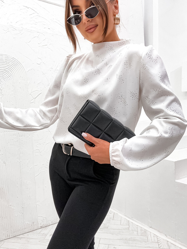 BLUZKA Z BUFIASTYMI RĘKAWAMI I BŁYSZCZĄCYM WZOREM- BIAŁA