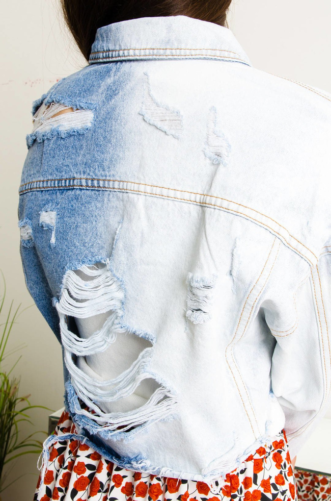 KRÓTKA DWUKOLOROWA KURTKA JEANSOWA Z SZARPANIAMI 