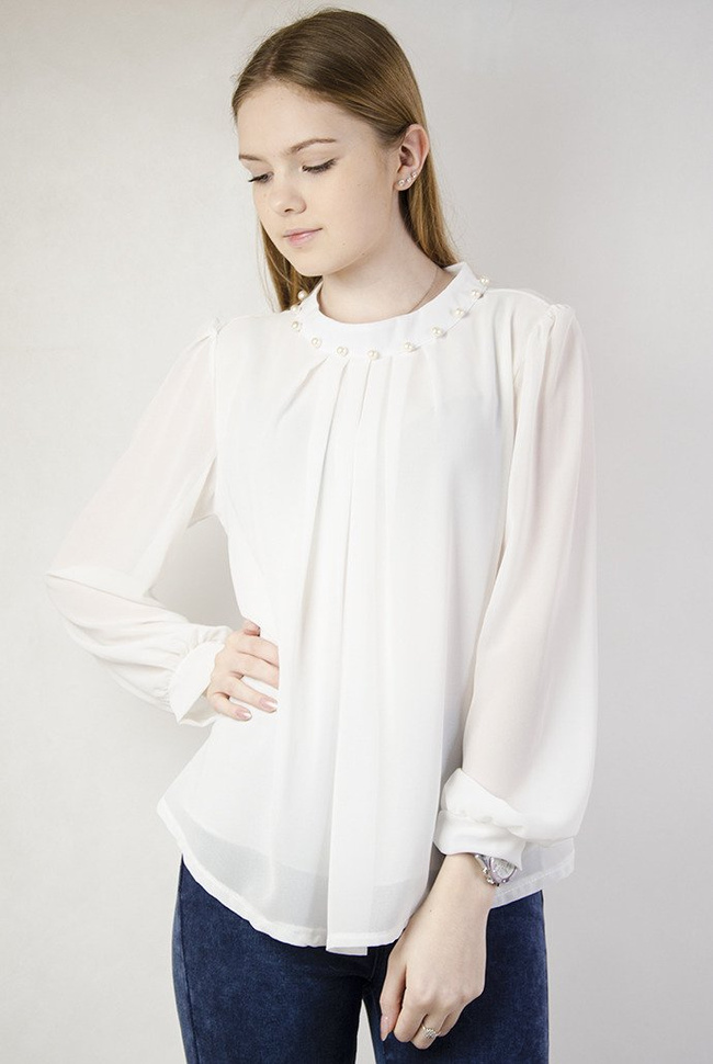 Biała bluzka z koralikami przy dekolcie