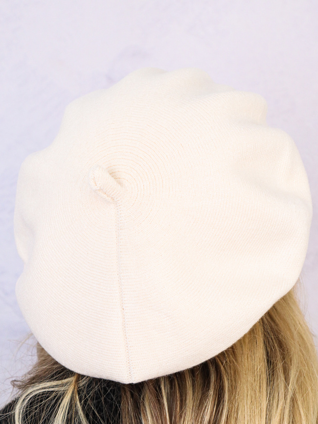 BERET DAMSKI Z BROSZKĄ- EKRI