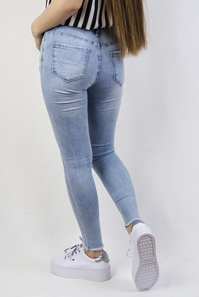 Jasne spodnie z białą gumą przy pasie