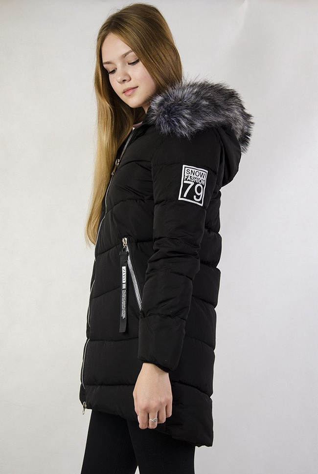 Czarna, przedłużana kurtka z naszywkami