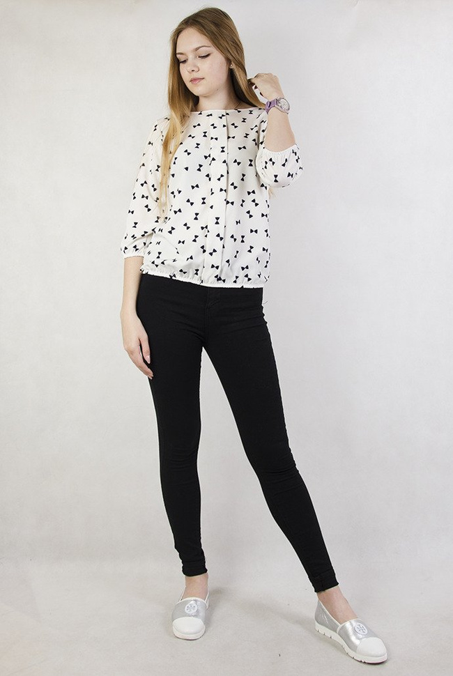 Biała bluzka w czarne kokardki