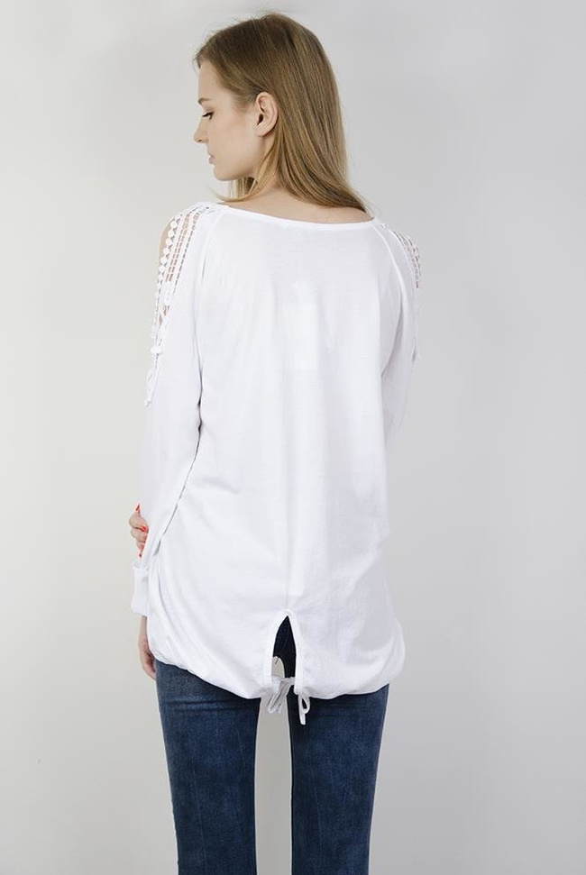 Biała bluzka z wycięciami i ażurowymi wstawkami