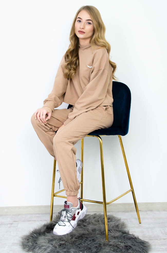 JASNO-BRĄZOWY BAWEŁNIANY KOMPLET DRESOWY Z PRZYPINKĄ