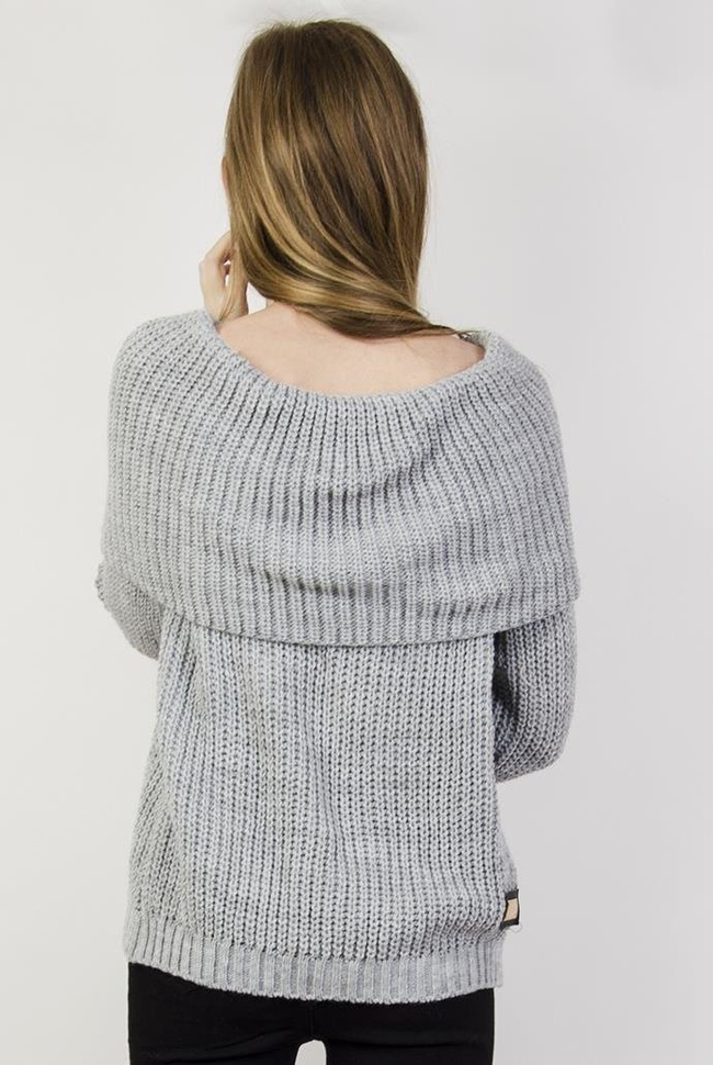Szary sweter z golfem ściąganym na ramiona