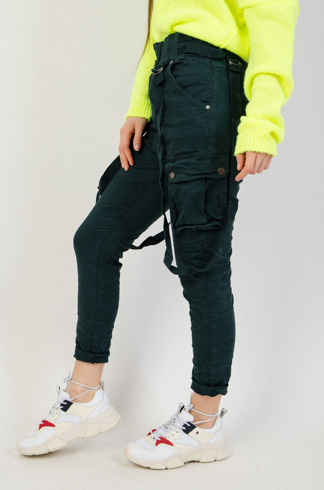 Zielone joggery z kieszeniami oraz szelkami.