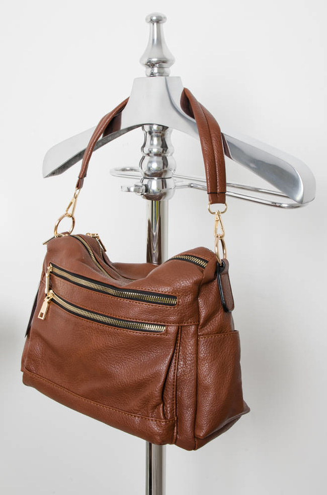 BRĄZOWA TOREBKA TYPU SHOPPER Z OZDOBNYMI ZAMKAMI