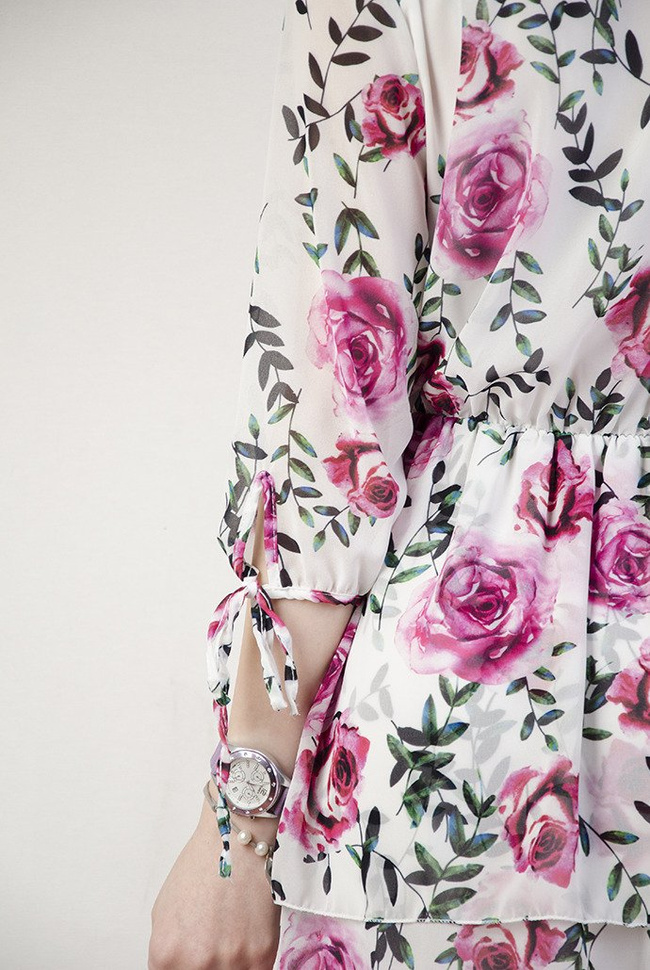 Kwiecista sukienka z wiązaniami przy rękawach