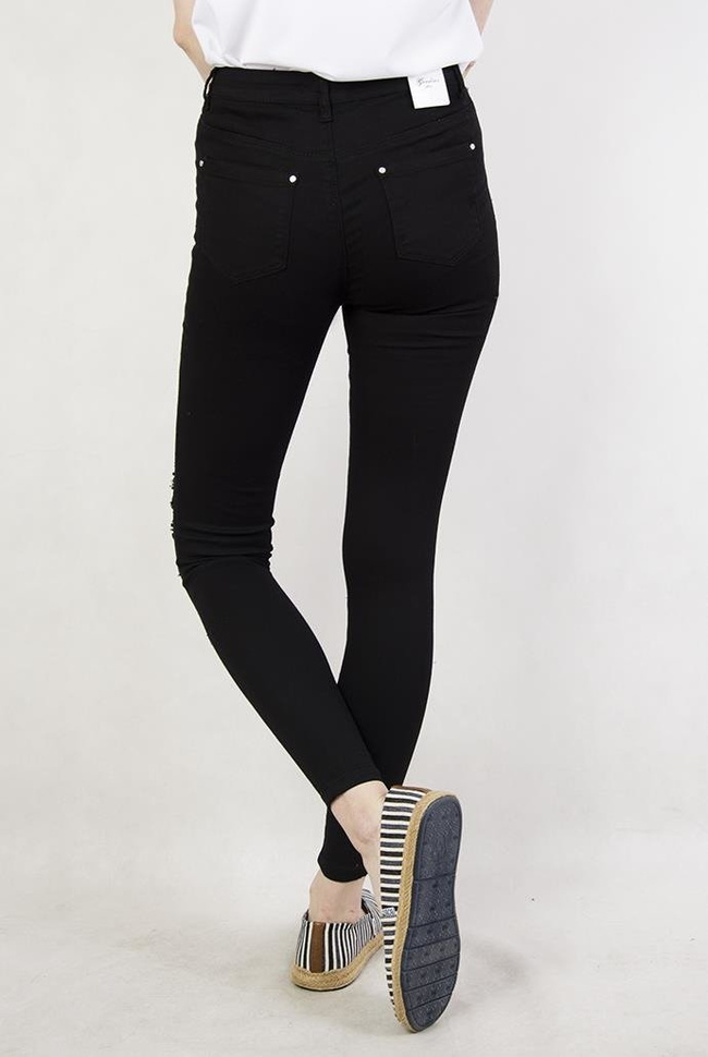 Czarne spodnie jeansowe z dziurami i wysokim stanem