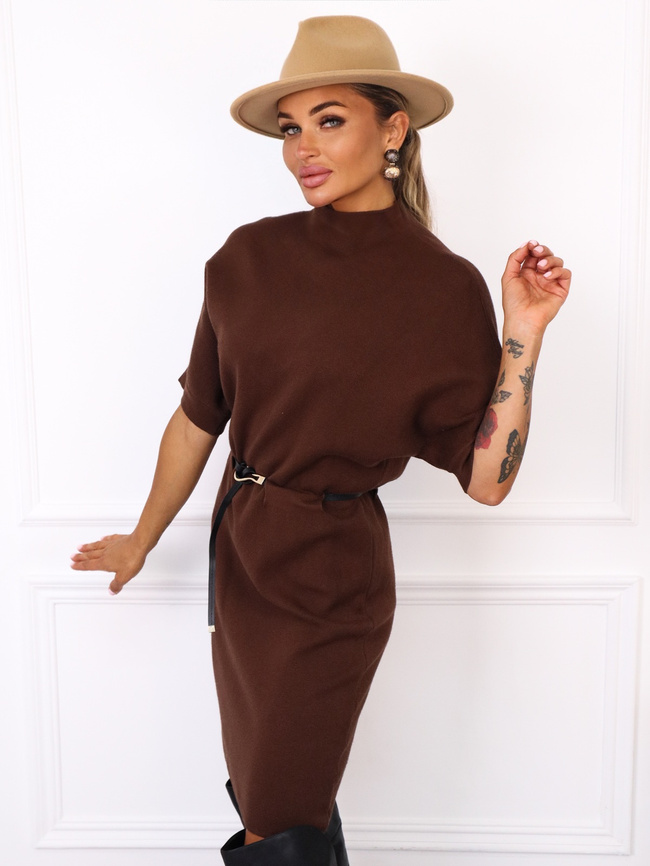 SUKIENKA SWETERKOWA Z PÓŁGOLFEM I PASKIEM - CIEMNY BRĄZ