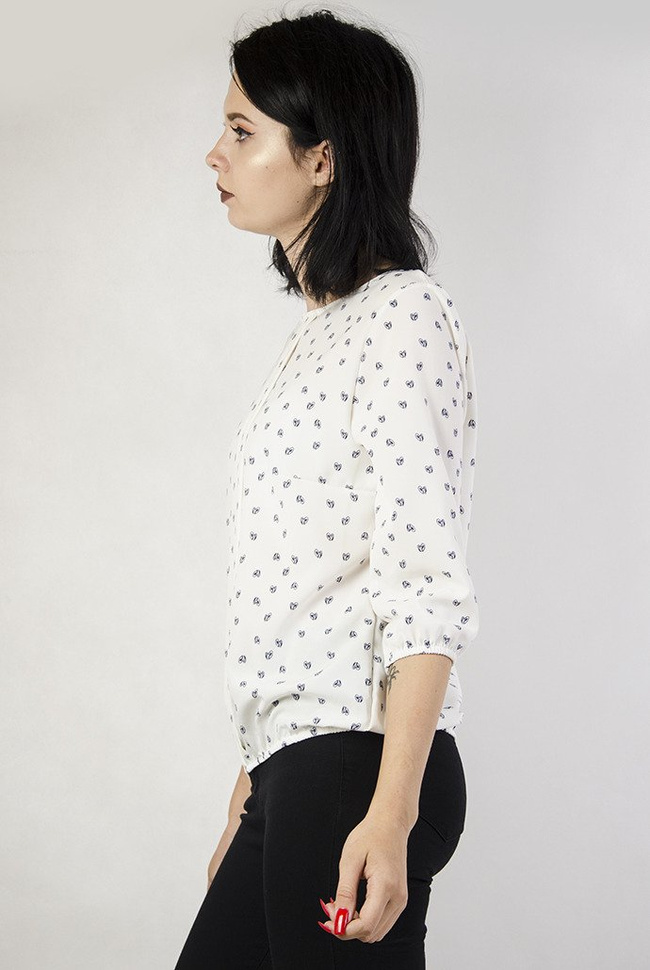 Biała bluzka w szkicowane serduszka