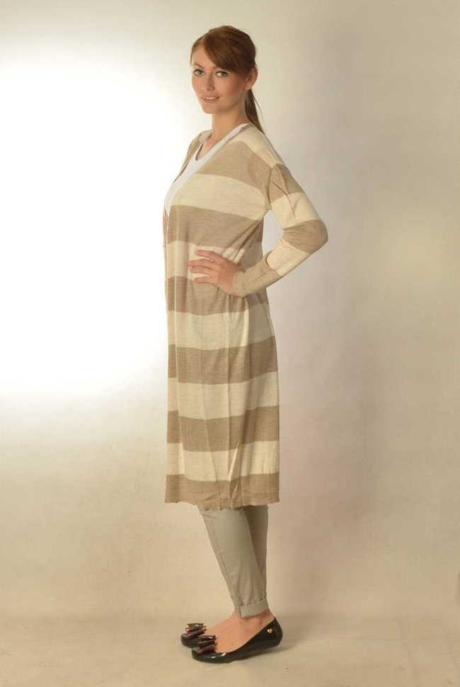 Beżowo-brązowa narzutka sweterkowa