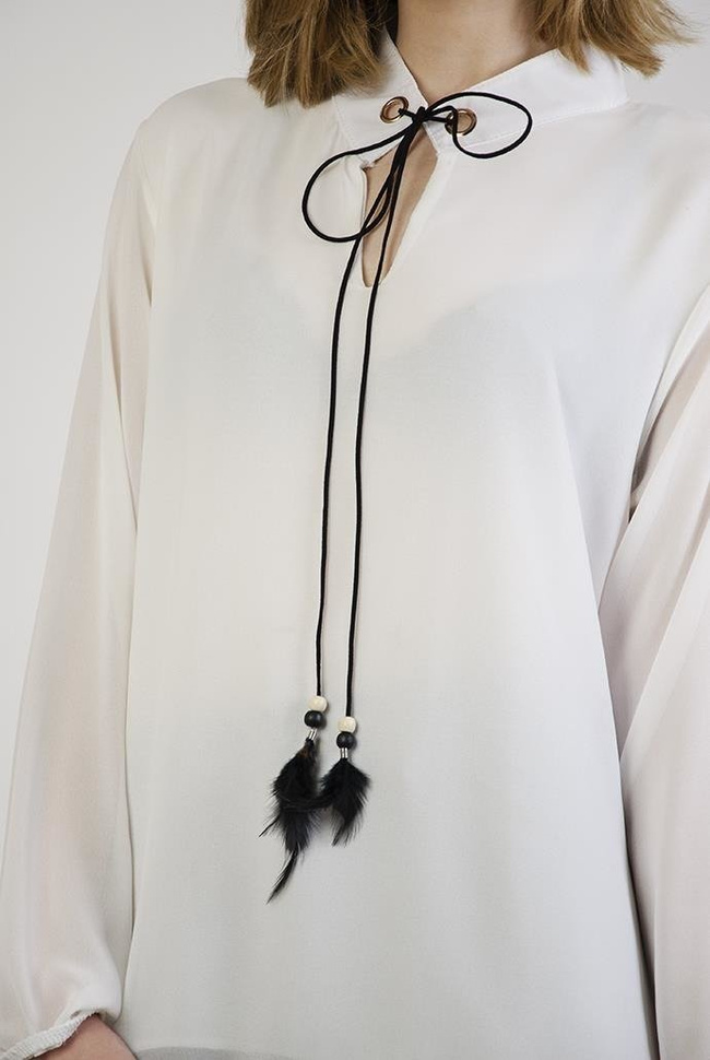 Biała bluzka koszulowa z rzemykiem przy szyi