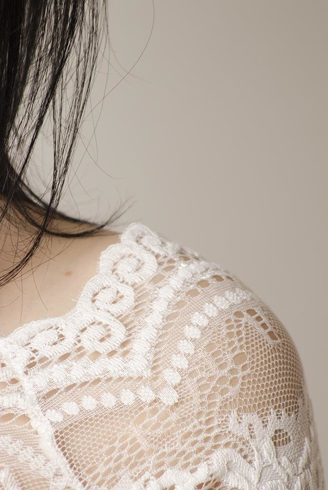 Koronkowe, białe body z szerokim dekoltem