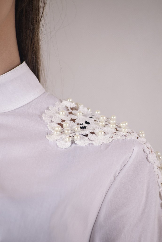 Biała koszula z ażurowymi wstawkami