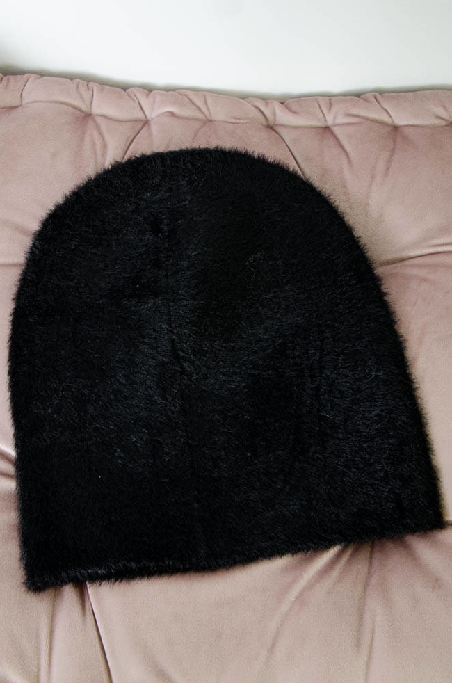 CZARNA FUTRZANA CZAPKA Z OZDOBNYMI KRYSZTAŁKAMI