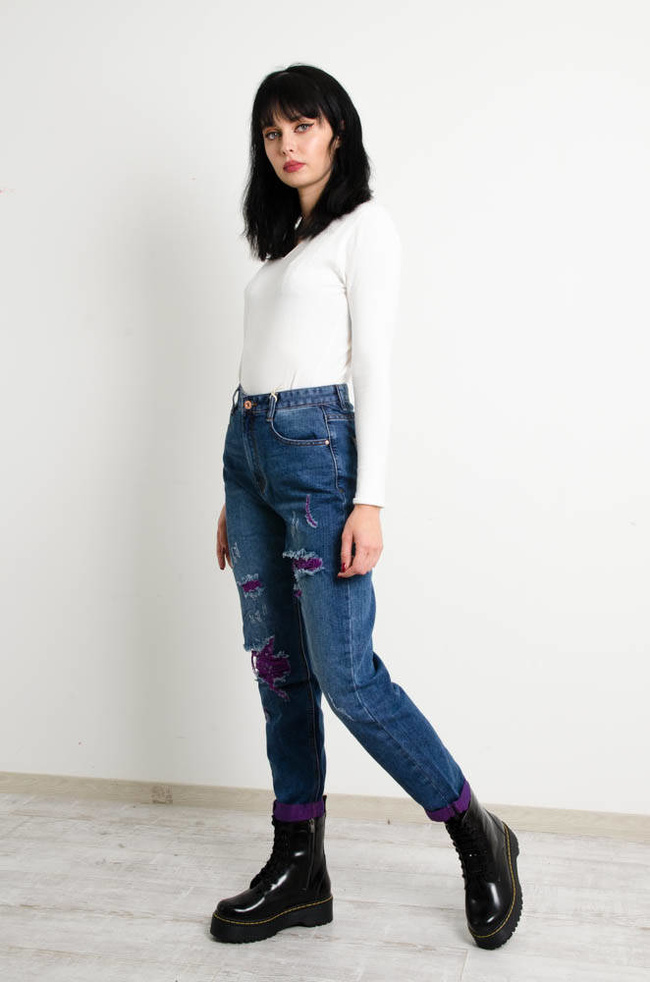 SPODNIE JENSOWE MOM FIT Z FIOLETOWYMI PRZETARCIAMI