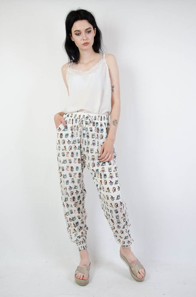 Białe spodnie alladynki w sowy