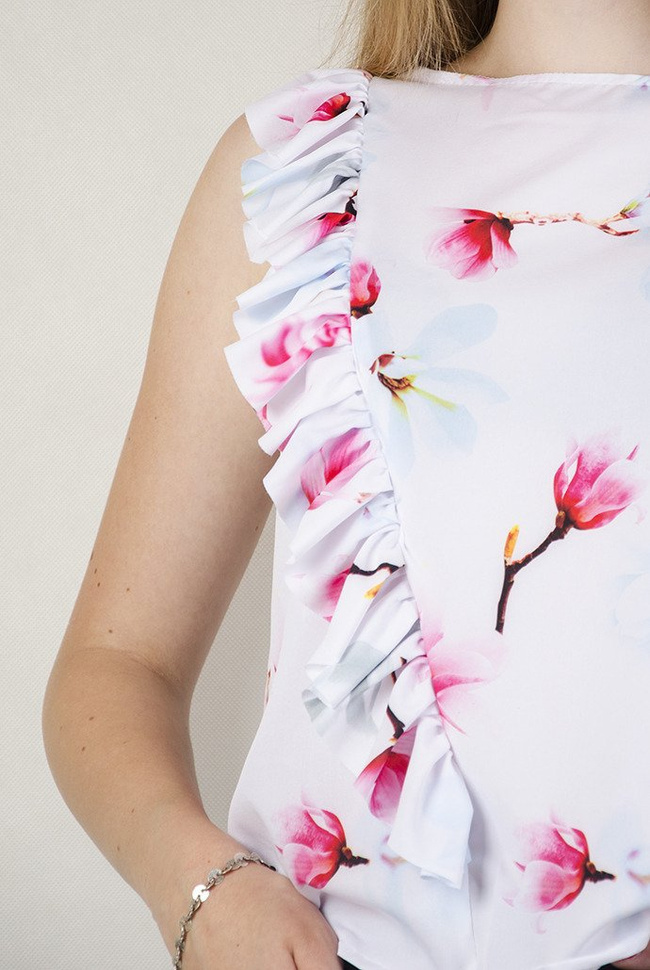 Biała bluzka w kwiaty, z falbaną