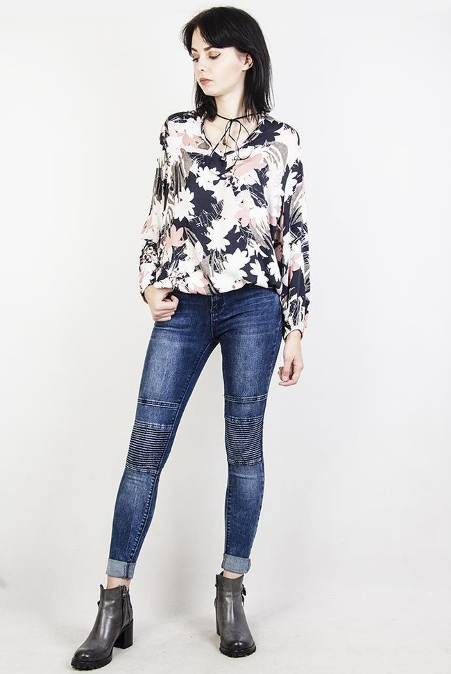 Bluzka w motyw kwiatowy, z wiązaniem w dekolcie