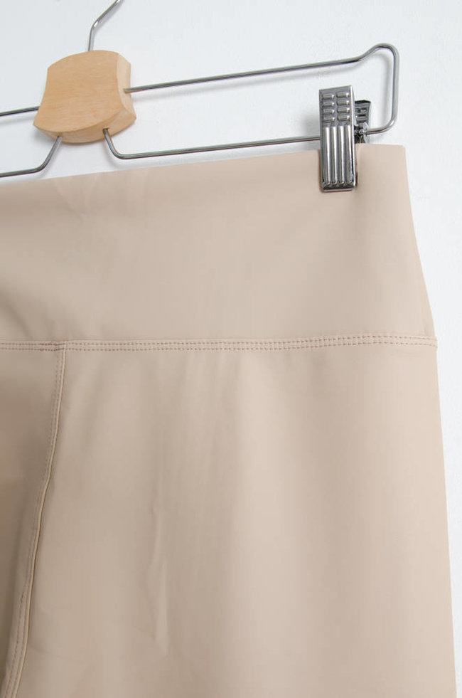 BEŻOWE LEGGINSY Z IMITACJI SKÓRY