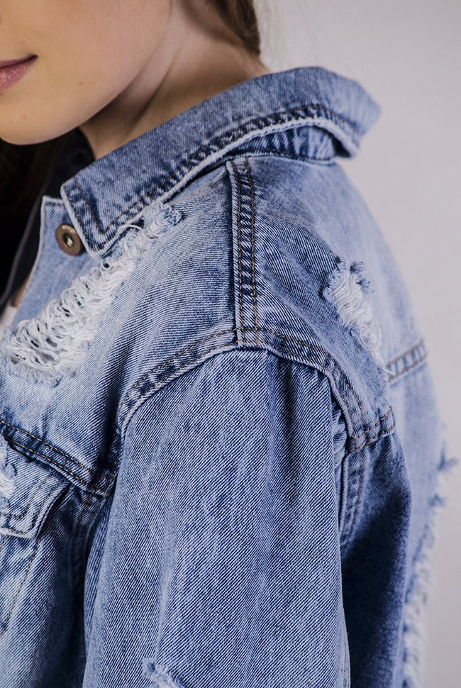 Jasna krótka kurtka jeansowa z dziurami